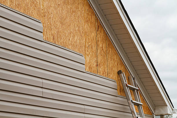 Professional Siding Contractor technician working in Richmond, OH